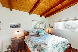 2 bedrooms, iron/ironing board, WiFi, bed sheets - Cozy home in peaceful neighborhood near park beach shops and restaurants (Rockaway Beach)