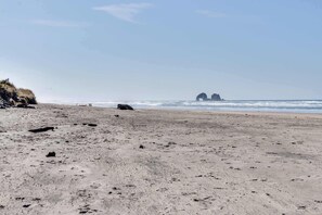 Beach nearby - Cozy home in peaceful neighborhood near park beach shops and restaurants (Rockaway Beach)