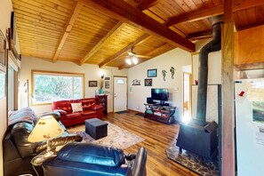 TV, fireplace - Cozy home in peaceful neighborhood near park beach shops and restaurants (Rockaway Beach)
