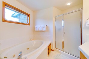 Shower, hair dryer, towels, shampoo - Updated Oceanfront Home with Lovely Pacific Views and Pool Table (Rockaway Beach)