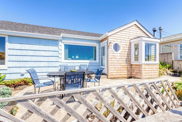 Outdoor dining - Picturesque Views Just Steps From The Beach (Rockaway Beach)