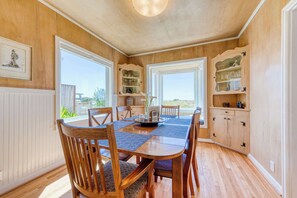 Dining - Picturesque Views Just Steps From The Beach (Rockaway Beach)