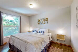 Työpöytä, silitysrauta/-lauta, Wi-Fi, vuodevaatteet