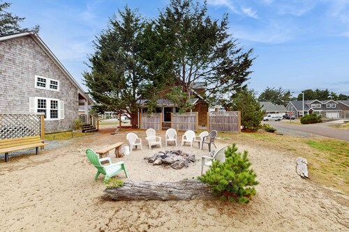 Sunny Beach House with Private Hot Tub Firepit and Tons of Space Dogs OK