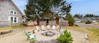 Sunny Beach House with Private Hot Tub Firepit and Tons of Space Dogs OK