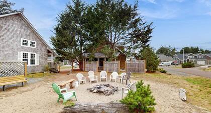 Sunny Beach House with Private Hot Tub Firepit and Tons of Space Dogs OK