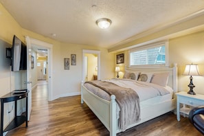 3 bedrooms, WiFi, bed sheets - Luxurious Oceanfront House with Ocean Views and Beach Access Dogs OK (Rockaway Beach)