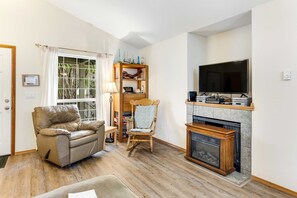 TV, fireplace, stereo - Dog Friendly Home Just a Half Mile Walk to the Beach and Heart of Town (Rockaway Beach)