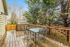 Outdoor dining - Dog Friendly Home Just a Half Mile Walk to the Beach and Heart of Town (Rockaway Beach)