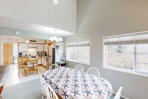Dining - Cozy family home away from home dog friendly with nearby beach access and hot tub (Rockaway Beach)