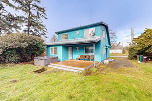 Exterior - Cozy family home away from home dog friendly with nearby beach access and hot tub (Rockaway Beach)