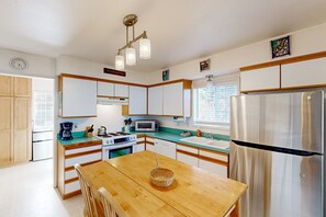 Fridge, microwave, oven, stovetop - Cozy family home away from home dog friendly with nearby beach access and hot tub (Rockaway Beach)