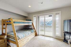 3 bedrooms, iron/ironing board, travel cot, WiFi - Dog friendly beach condo in a great location for exploring Rockaway Beach (Rockaway Beach)
