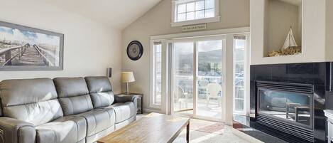 Televisión, chimenea, reproductor de DVD y oficina