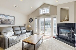 TV, fireplace, DVD player, offices - Dog friendly beach condo in a great location for exploring Rockaway Beach (Rockaway Beach)