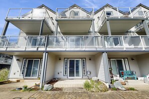 Exterior - Dog friendly beach condo in a great location for exploring Rockaway Beach (Rockaway Beach)