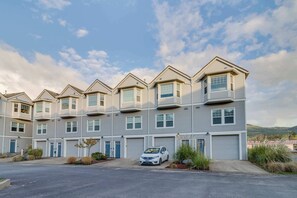 Exterior - Dog friendly beach condo in a great location for exploring Rockaway Beach (Rockaway Beach)