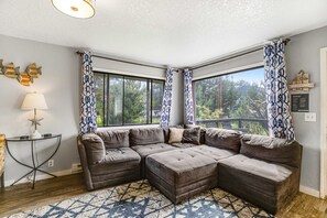 Televisio, DVD-soitin, pöytäjalkapallopöytä, stereot