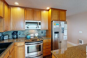 Jääkaappi, mikroaaltouuni, uuni, liesi