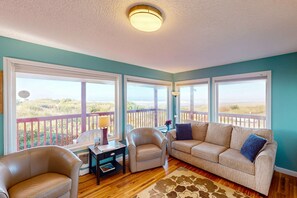 TV, DVD player, offices - Family Friendly Oceanfront Condo with Free WiiFi Ocean Views and Easy Beach Access (Rockaway Beach)