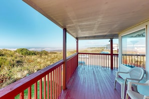 Property grounds - Family Friendly Oceanfront Condo with Free WiiFi Ocean Views and Easy Beach Access (Rockaway Beach)