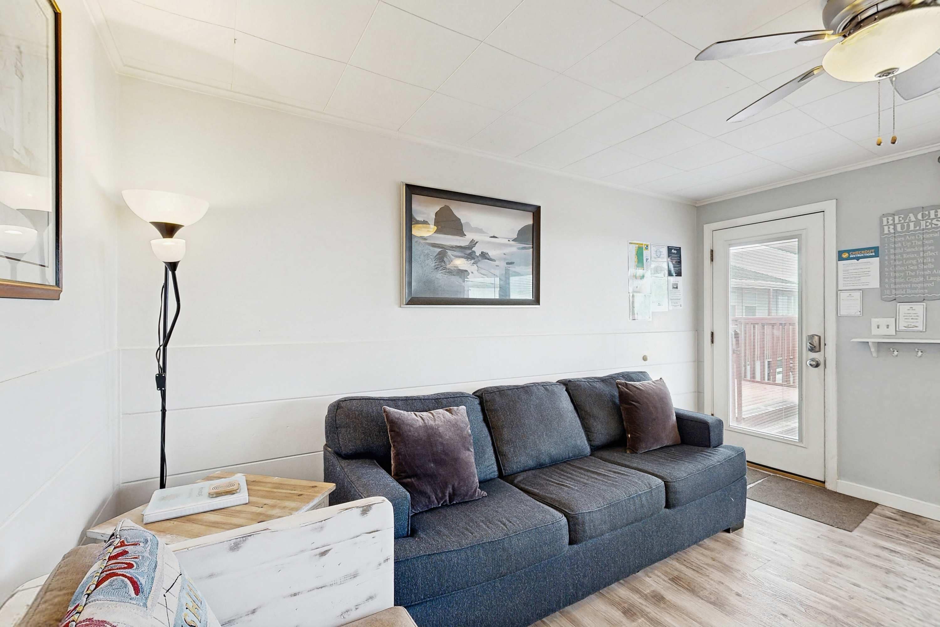 Televisión, chimenea, reproductor de DVD y oficina 