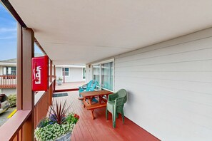 Outdoor dining - Dog Friendly Waterfront Condo with Ocean Views and Nearby Beach Access (Rockaway Beach)
