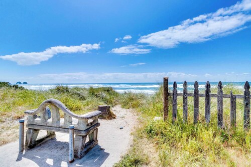 Charming house with full kitchen and yard near the beach dogs OK