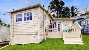 Un petit bâtiment d’un seul étage, doté d’un porche à l’avant et d’une boîte aux lettres.