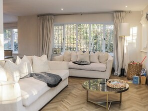 Living area - North Cottage (Windermere)