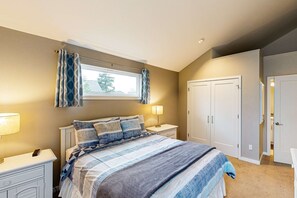 2 bedrooms, iron/ironing board, WiFi, bed sheets - New House in Quiet Location with Modern Amenities near Beach Lake and Town (Rockaway Beach)