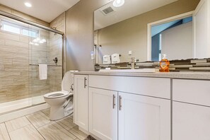 Shower, hair dryer, towels, shampoo - New House in Quiet Location with Modern Amenities near Beach Lake and Town (Rockaway Beach)