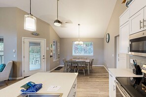 Kylskåp, mikrovågsugn, ugn och spishäll