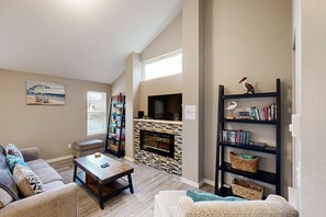 TV, fireplace, DVD player, offices - New House in Quiet Location with Modern Amenities near Beach Lake and Town (Rockaway Beach)
