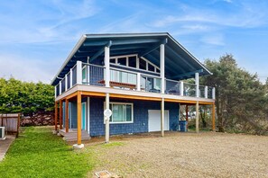 Exterior - Renovated home near beach access with two kitchens and fireplace dog friendly (Rockaway Beach)