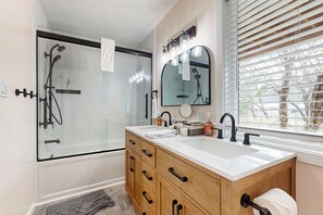 Shower, hair dryer, towels, shampoo - Renovated home near beach access with two kitchens and fireplace dog friendly (Rockaway Beach)
