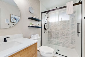 Een douche, een haardroger, handdoeken, shampoo