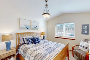 4 bedrooms, iron/ironing board, WiFi, bed sheets - Dog friendly townhouse with WiFi across street from beach with ocean views (Rockaway Beach)