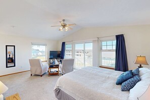 4 bedrooms, iron/ironing board, WiFi, bed sheets - Dog friendly townhouse with WiFi across street from beach with ocean views (Rockaway Beach)