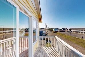Property grounds - Dog friendly townhouse with WiFi across street from beach with ocean views (Rockaway Beach)