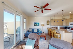 TV, DVD player, offices - Dog friendly townhouse with WiFi across street from beach with ocean views (Rockaway Beach)