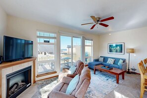 TV, DVD player, offices - Dog friendly townhouse with WiFi across street from beach with ocean views (Rockaway Beach)