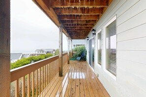 Terrace/patio - Dog friendly house with ocean view and entertainment walk to beach (Rockaway Beach)