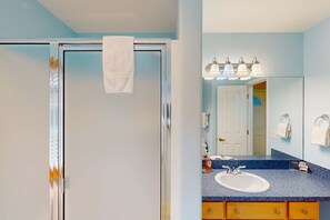 Shower, hair dryer, towels, shampoo - Dog friendly house with ocean view and entertainment walk to beach (Rockaway Beach)