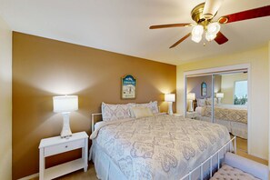 3 bedrooms, iron/ironing board, WiFi, bed sheets - Dog friendly house with ocean view and entertainment walk to beach (Rockaway Beach)