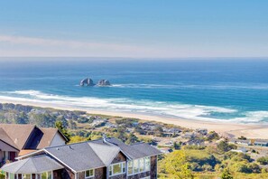 Beach nearby - Dog friendly house with ocean view and entertainment walk to beach (Rockaway Beach)