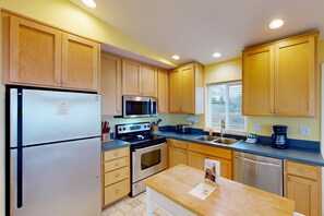 Fridge, microwave, oven, stovetop - Dog friendly house with ocean view and entertainment walk to beach (Rockaway Beach)