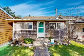 Exterior detail - Quiet beach cottage with full kitchen and internet prime central locale (Rockaway Beach)