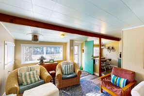 TV - Quiet beach cottage with full kitchen and internet prime central locale (Rockaway Beach)