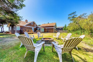 Terrace/patio - Lakefront home with furnished deck firepit and amazing views walk to the beach (Rockaway Beach)